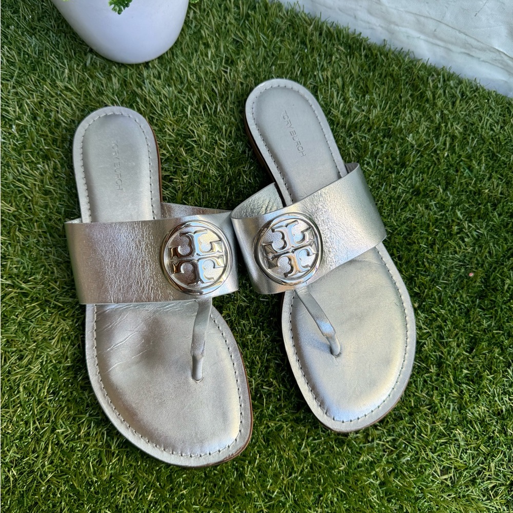 Tory Burch Benton Band Sandal Silver
Metallic size 9 gently used